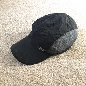Kids REI black cap